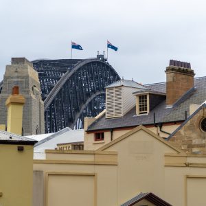 Blick von The Rocks auf die Harbour Bridge